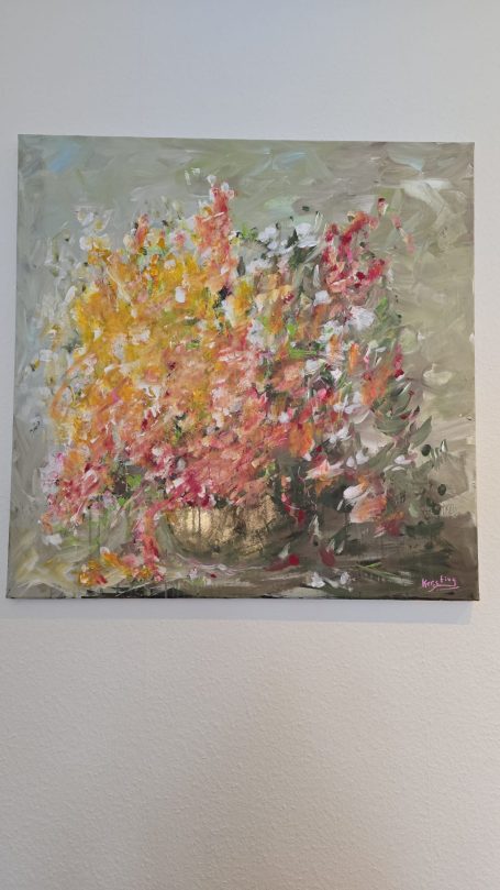 Blumen in goldener Vase